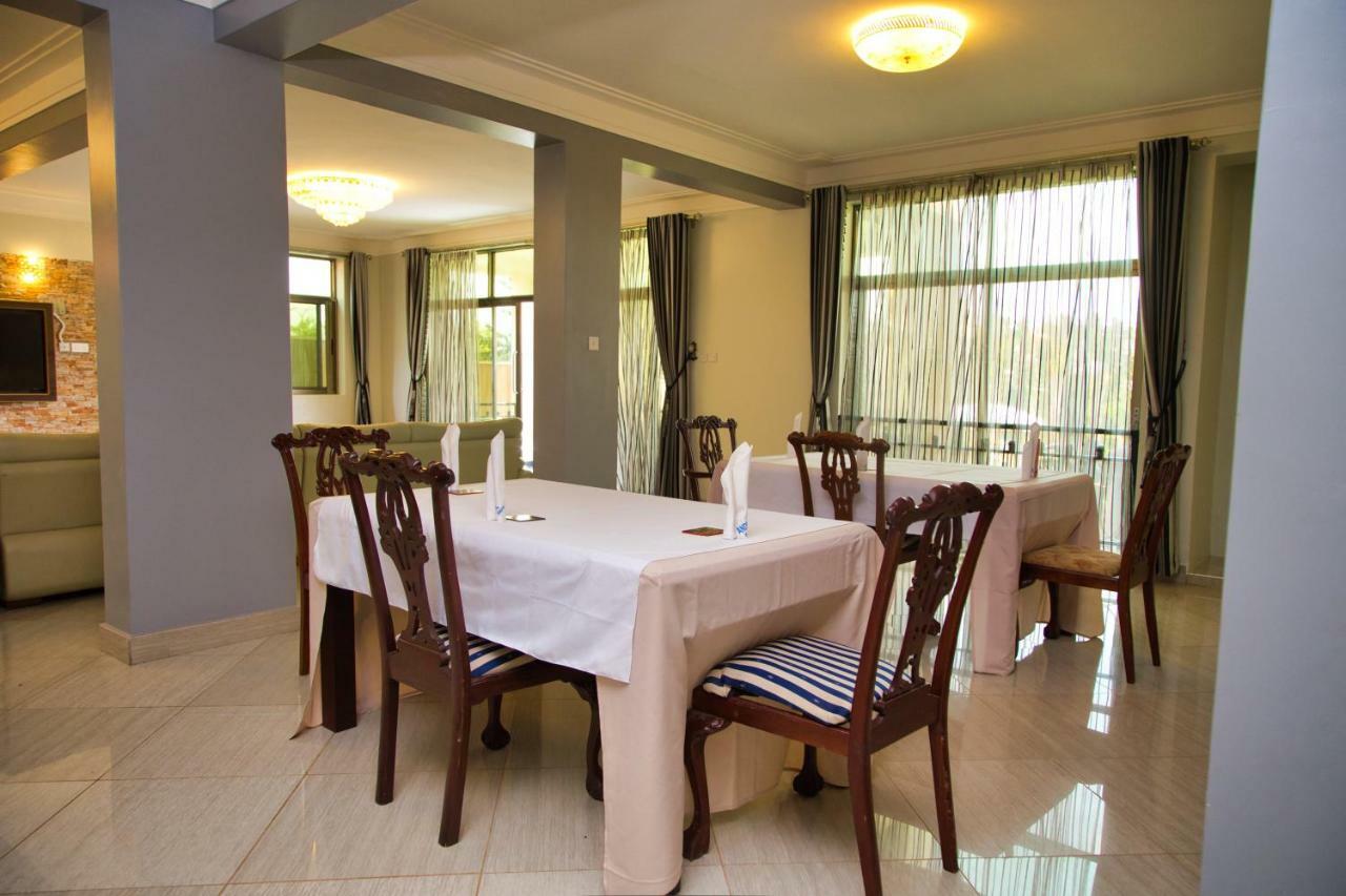 Lakepoint Villa เอนเทบเบ้ ภายนอก รูปภาพ