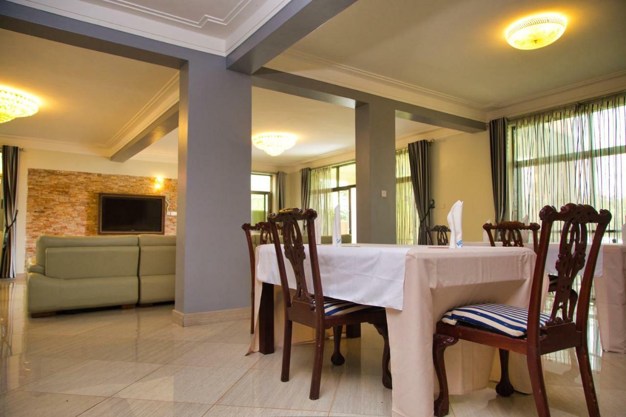 Lakepoint Villa เอนเทบเบ้ ภายนอก รูปภาพ
